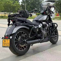 Motocicleta Usada Benda Rock 250 Cruiser en Excelentes Condiciones. Motor de 250cc, Bicilíndrico en V, Refrigerado por Líquido, 4 Tiempos, 6 Velocidades, Transmisión por Correa, ABS