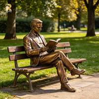 Sculpture de bronze grandeur nature d'un homme assis tenant un livre, personnalisable pour l'art public extérieur