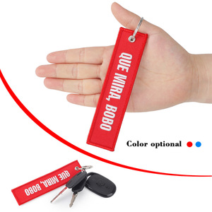 Porte-clés de voiture Que Mira Bobo en tissu rouge et bleu avec boucle métallique pour accessoires automobiles - Product Image 2