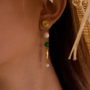 Pendientes Colgantes de Oro de 18K con Ágata Verde y Perla, Diseño de Pez, para Uso Diario - Product Image 4