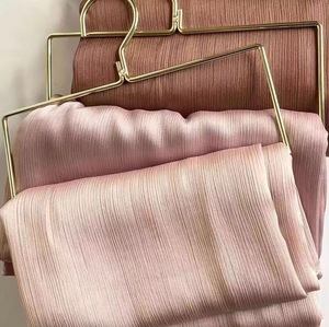 ใหม่48สีมาเลเซียผ้าซาตินมุสลิม <span class=keywords><strong>muna</strong></span> ผ้าเครปยับสีล้วนมีจีบสำหรับผู้หญิงผ้าพันคอคลุมศีรษะเจอร์ซีย์ผ้าคลุมศีรษะฮิญาบ - Product Image 2