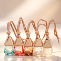 Vente en gros de mini diffuseurs d'arômes, flacon de 8 ml et 10 ml, flacon de parfum pour voiture en verre, flacon de parfum suspendu avec bouchon en bois