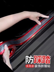 Autocollant <span class=keywords><strong>de</strong></span> protection <span class=keywords><strong>de</strong></span> <span class=keywords><strong>seuil</strong></span> <span class=keywords><strong>de</strong></span> <span class=keywords><strong>porte</strong></span> <span class=keywords><strong>de</strong></span> voiture en caoutchouc noir en fibre <span class=keywords><strong>de</strong></span> carbone avec garniture rouge, durable, flexible, universel, anti-collision, adhésif 3M, DIY - Product Image 3