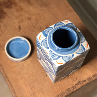 Vase carré en porcelaine classique de style européen américain, peint à la main avec un motif de poisson bleu, vase décoratif pour la maison