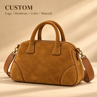 Sac de bowling en daim marron avec logo personnalisé, double poignée supérieure et bandoulière amovible, pochette zippée, fabriqué pour femmes, usage quotidien