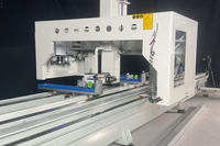 Centre d'usinage CNC à portique OUWO pour le perçage de trous de serrures et le fraisage de fentes de drainage sur profilés en aluminium et UPVC, pour fenêtres, portes et murs rideaux