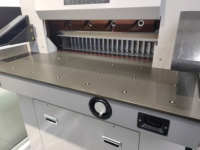 Cortadora de Papel de Alta Resistencia CP6810L Altamente Recomendada con Tecnología de Frecuencia Variable, Máquina Hidráulica para Cortar Papel