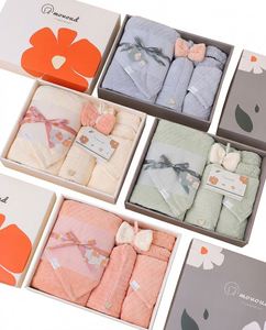 Juego de Regalo de Baño de Lujo Promocional de 5 Piezas de Felpa Coral a Rayas: Toalla, Gorro de Ducha, Muñequera, Ecológico y Suave para la Piel, Ideal para Bodas - Product Image 2