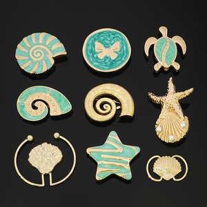 Boucles décoratives en métal en forme de coquillage, étoile de mer et papillon, plaquées or vert, de forme irrégulière - Product Image 1