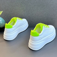 Chaussures pour hommes respirantes, nouvelles, à semelle épaisse, augmentant la hauteur, blanches, tendance, polyvalentes, décontractées, style board.