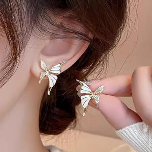 Orecchini a Perno E4384 con Farfalla Dorata e Perla Centrale, Gioielli alla Moda - Product Image 4