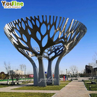 Escultura de Gran Tamaño en Acero Inoxidable para Árbol, Acabado Espejo, para Jardín, Patio, Paisaje con Vista a la Montaña