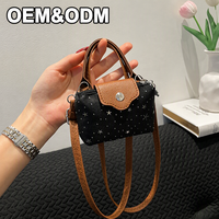 Sac mini à rabat personnalisé en tissu avec clous étoiles, fermeture magnétique et bandoulière réglable pour femmes, idéal pour les tenues quotidiennes et les soirées.