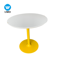 Table basse LIWEI moderne avec base en piédestal jaune, plateau en bois blanc, structure en métal, design écologique et durable pour salon ou bureau