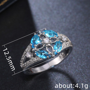 Anello di Moda con Trifoglio in Pietra Blu, Design Minimalista ed Elegante, Gioiello da Donna per Uso Quotidiano - Product Image 3