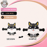 Peluche chien noir de dessin animé avec lunettes de soleil, nœud papillon et pose à bras larges pour collections personnalisées