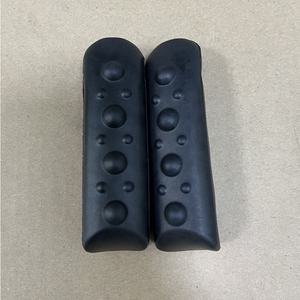 Venta al por mayor de electrodos de baja frecuencia de mano Tens Terapia física Conductividad Masajeador de manos - Product Image 4