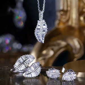 Set di Gioielli a Foglia Fresca per Donne: Collana, Orecchini e Anello Aperto, Stile Versatile ed Elegante - Product Image 1