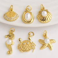 ASJEWELRY Petit pendentif océanique en cuivre plaqué or avec breloques en forme de perle, coquillage, étoile de mer, crabe et zircon cubique, composant pour la fabrication de bijoux chma704
