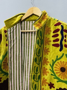 Chaqueta de lana amarilla con cuello alto y bordado floral Suzani hecho a mano, manga larga, cierre abierto, ropa casual de invierno - Product Image 3