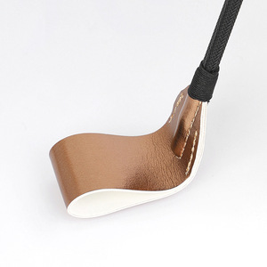 Látigo de cuero sintético en colores oro y plata con superficie de impacto suave para juegos de rol y castigo para adultos. - Product Image 4