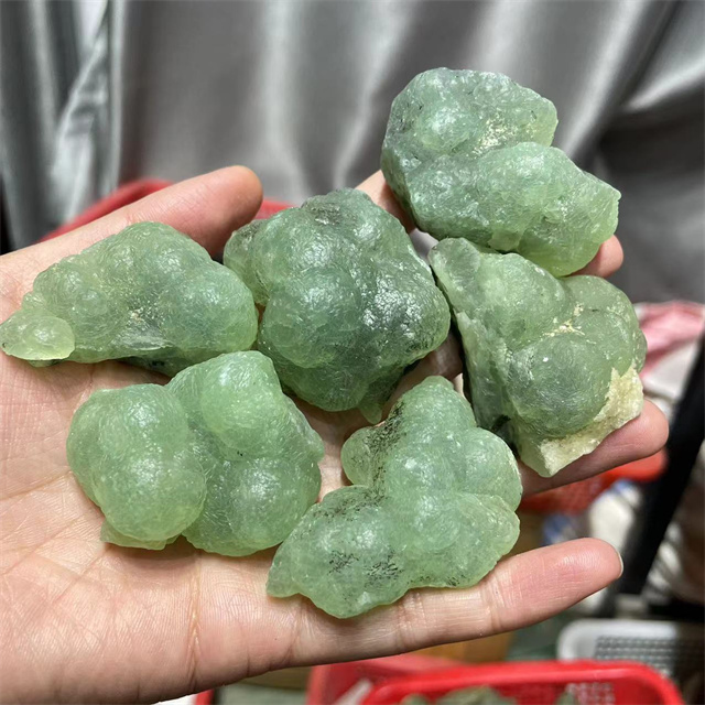 Gemme grezze di prehnite verde