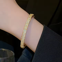 XIXI Vente en Gros Designer Luxe Plaqué Or 18K Cuivre Coque Trèfle Creux Zircon Femmes Mode Bijoux Bracelets Joncs
