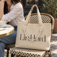 Sac à bandoulière en tricot avec logo personnalisé, combinant des poignées longues et courtes, pour les marques de mode féminine et les collections de tenues de ville quotidiennes