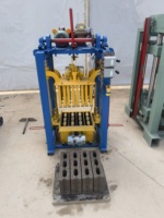 Machine stationnaire KM2-40 de brique de ciment Produire des briques pleines avec des cannelures sur la surface Petite machine de brique de bloc de béton