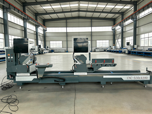 เครื่องตัดไมต์สำหรับกรอบประตูและหน้าต่างอะลูมิเนียมและ UPVC แบบอัตโนมัติสองหัว ความแม่นยำสูง พร้อมมอเตอร์กำลังสูง - Product Image 1