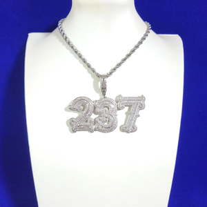Collier pendentif personnalisé en moissanite de luxe en argent sterling 925 avec finition effet diamant glacé de qualité supérieure, lettre personnalisée - Product Image 2