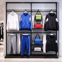 Présentoir en bois pour vêtements masculins avec base noire et plateforme pour mannequin CE ETL – Vente en gros et au détail pour boutiques