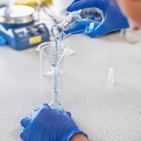 Inhibiteur de corrosion du béton liquide CIA24, adjuvant bipolaire pour la durabilité du béton armé et la protection contre les chlorures