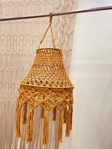 Panier suspendu en macramé, ornement mural à pampilles pour la décoration intérieure bohème, idéal pour la maison, le salon ou comme cadeau de pendaison de crémaillère - Product Image 1