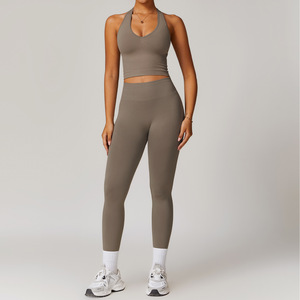 Ensemble de vêtements de sport personnalisés avec logo : soutien-gorge de yoga respirant, shorts, haut moulant à col halter et pantalon de fitness décontracté - Product Image 2