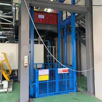 Plateforme élévatrice verticale hydraulique 5000 kg à double rail de guidage pour installation extérieure avec enceinte de sécurité en treillis métallique