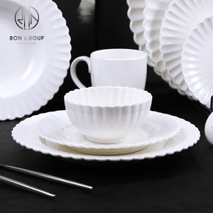 Service de table en céramique blanche classique <span class=keywords><strong>à</strong></span> bord festonné, plusieurs pièces, assiettes pour tables de restaurant et collections de <span class=keywords><strong>vaisselle</strong></span> intemporelles - Product Image 4