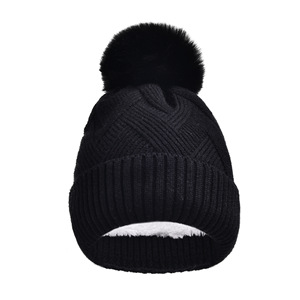 Vente en gros de bonnets d'hiver tricotés en couleur unie, avec étiquette tissée brodée personnalisée, design mignon - Product Image 1