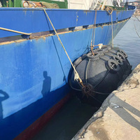 Fender pneumatique avec pneus pour usage portuaire maritime