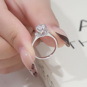 <span class=keywords><strong>Anello</strong></span> in Argento <span class=keywords><strong>con</strong></span> <span class=keywords><strong>Diamante</strong></span> Rotondo <span class=keywords><strong>da</strong></span> <span class=keywords><strong>1</strong></span> <span class=keywords><strong>Carato</strong></span> Coltivato in Laboratorio, Certificato <span class=keywords><strong>da</strong></span> Terze Parti, Colore D, Purezza VVS, a Forma di Bocciolo per Donna - Product Image 5