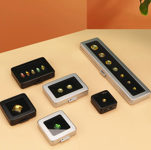 Boîte d'affichage de pierres précieuses colorées transparentes de style Hong Kong Boîte de rangement de bijoux en verre en acier inoxydable - Product Image 3