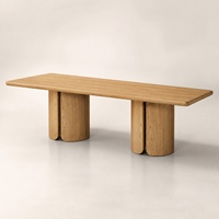 Ensemble de salle à manger rectangulaire en chêne massif de designer avec base en colonne cintrée et chaises en toile pour les propriétés et les intérieurs commerciaux