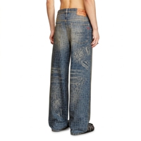 DIZNEW Jeans imprimés bleu moyen délavé, coupe large, texture croco intégrale, motif totem, mosaïque, gaufrage, effet moustaches, patch carré DIZNEW