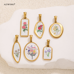 Herbarium d'Or |   Pendentif botanique en acier inoxydable plaqué or 18K PVD, breloques en forme de fleurs |   Imperméable, hypoallergénique, sans ternissement - Product Image 5