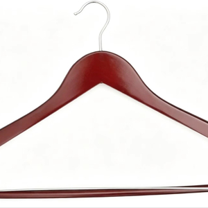 <span class=keywords><strong>Cintre</strong></span> en <span class=keywords><strong>bois</strong></span> poli rouge noyer édition limitée avec crochet pivotant pour les boutiques de vêtements vintage - Product Image 1