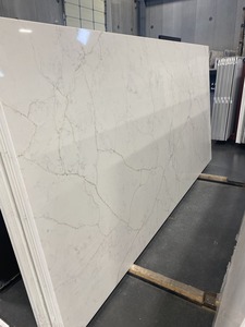 Quartz Calacatta Royal Premium – Surface en quartz poli durable pour cuisines et salles de bain - Product Image 2