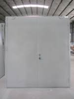 Portes en acier inoxydable et portes à battants simples et doubles, fabriquées sur mesure par Source Factory, conformes aux normes industrielles d'insonorisation.