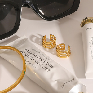 ต่างหูแบบหนีบ รูปทรงเรขาคณิต โลหะผสมสังกะสี ชุบทอง สามชั้น แบบกลวง เครื่องประดับแฟชั่นสำหรับผู้หญิง - Product Image 1