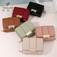 Dompet Wanita Premium Vintage Model Clutch Pendek Lipat Bahan PU Asli dengan Kancing Pengunci, Portabel, Hiasan Huruf, Cocok untuk Perjalanan, Bahan Polyester