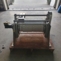 Treuil hydraulique avec système de guidage de corde, adapté à l'utilisation sur yachts/parapentes/towage de parachutes en mer.
